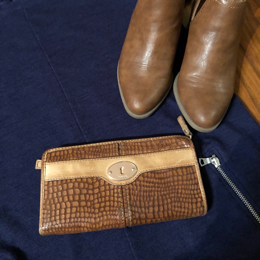 🌰 Fossil Embossed Zip Clutch in Chestnut 🌰